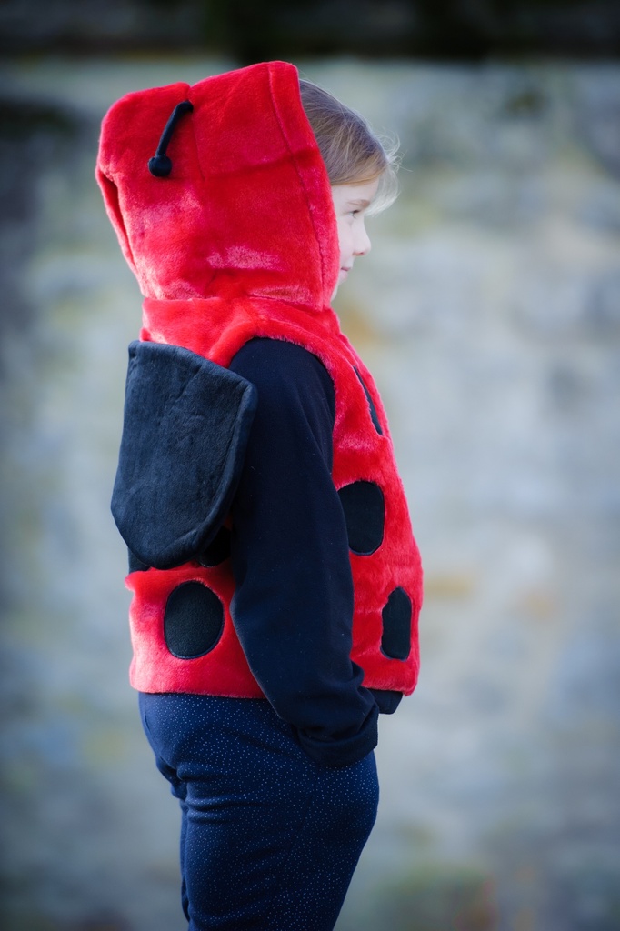 Flauschige Kinderweste in Pink mit Marienkäfermotiv, Kapuze. Unterhaltsam