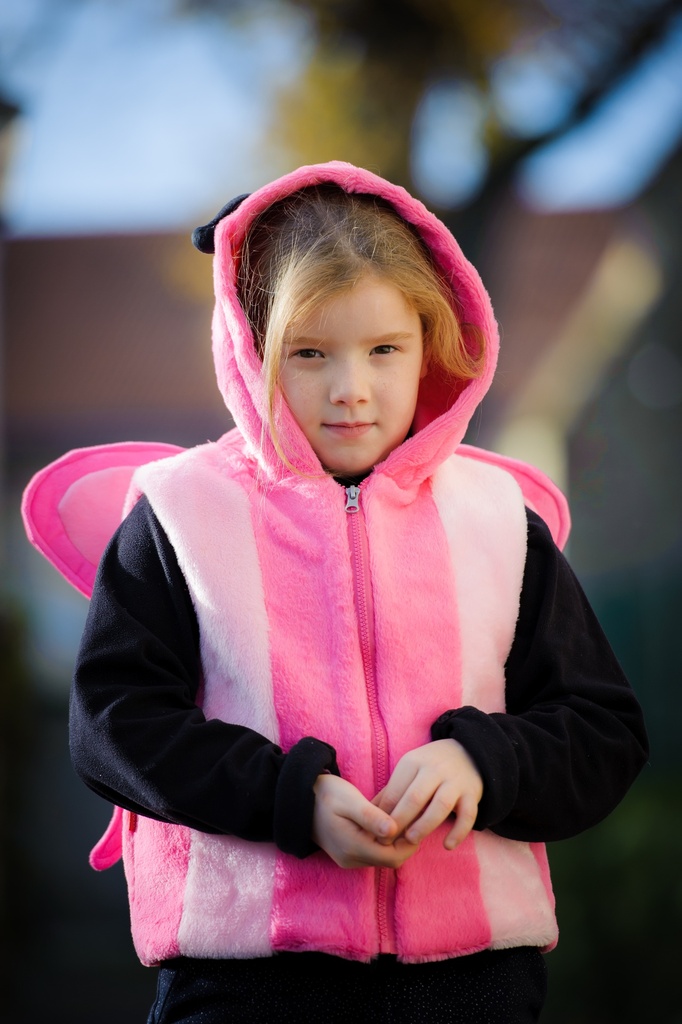 Flauschige Kinderweste in Pink mit Schmetterlingsmotiv, Kapuze. Unterhaltsam