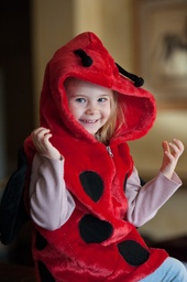 Flauschige Kinderweste in Rot mit Marienkäfermotiv, Kapuze. Unterhaltsam